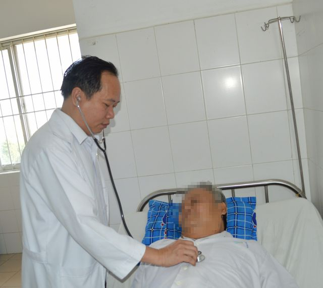 Bệnh nh&acirc;n M được b&aacute;c sĩ thăm kh&aacute;m lại trước khi xuất viện