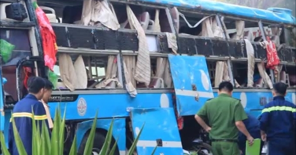 [Clip]: Hiện trường vụ va chạm giữa tải và xe khách ở Bình Dương khiến ít nhất 7 người thương vong