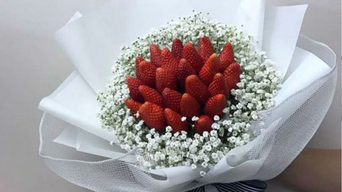 Hoa l&agrave;m từ c&aacute;c loại tr&aacute;i c&acirc;y nhập d&ugrave; gi&aacute; cao nhưng được chuộng v&igrave; mới lạ v&agrave; thực tế.