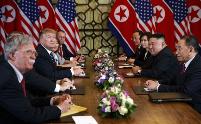 Cố vấn an ninh Nh&agrave; Trắng John Bolton c&ugrave;ng c&aacute;c quan chức Mỹ v&agrave; Tổng thống Donald Trump họp với ph&aacute;i đo&agrave;n Triều Ti&ecirc;n tại H&agrave; Nội. (Ảnh: Reuters)