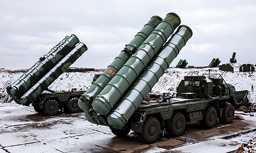 Hệ thống t&ecirc;n lửa ph&ograve;ng kh&ocirc;ng S-400 của Nga. (Ảnh:&nbsp;TASS).