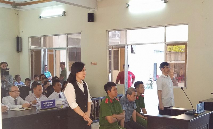 Bị c&aacute;o Qu&aacute;ch Lạc - nguy&ecirc;n gi&aacute;m đốc Ng&acirc;n h&agrave;ng Nam Việt (NCB), chi nh&aacute;nh Bạc Li&ecirc;u (người ngồi giữa)