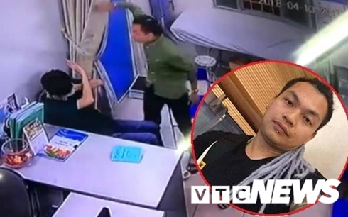 Trương Văn Thanh h&agrave;nh hung, đ&aacute;nh thẳng v&agrave;o mặt b&aacute;c sỹ Xanh P&ocirc;n ngay tại ph&ograve;ng bệnh. (Ảnh cắt từ clip)&nbsp;