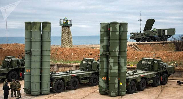 M&ocirc;̣t t&ocirc;̉ hợp ph&ograve;ng kh&ocirc;ng S-400 (Ảnh: Sputnik)