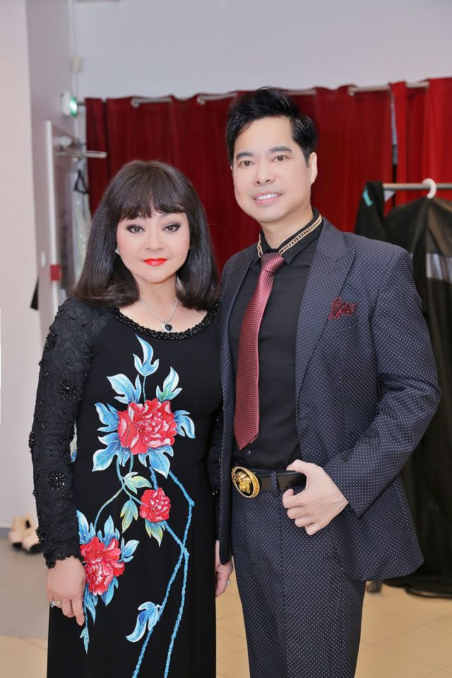 Ngọc Sơn cạnh những đồng nghiệp nữ.