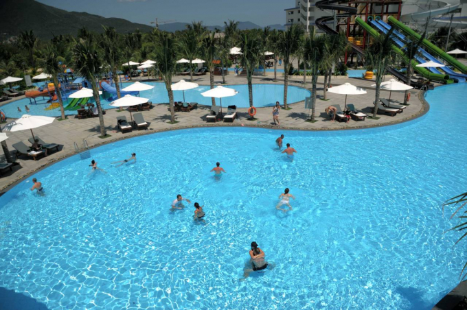 B&atilde;i D&agrave;i đ&oacute;n du kh&aacute;ch quốc tế lưu tr&uacute; v&agrave; trải nghiệm c&aacute;c dịch vụ vui chơi - giải tr&iacute;. H&igrave;nh ảnh ghi nhận tại Cam Ranh Riviera Beach Resort &amp;amp;amp; Spa.