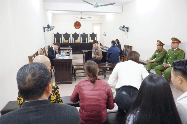 Ch&acirc;u Việt Cường quay xuống xin sự tha thứ từ gia đ&igrave;nh H.