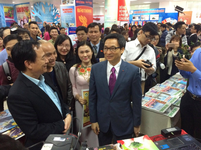 Ph&oacute; Thủ tướng Vũ Đức Đam thăm gian h&agrave;ng B&aacute;o Ph&aacute;p luật Việt Nam tại hội B&aacute;o to&agrave;n quốc năm 2017.
