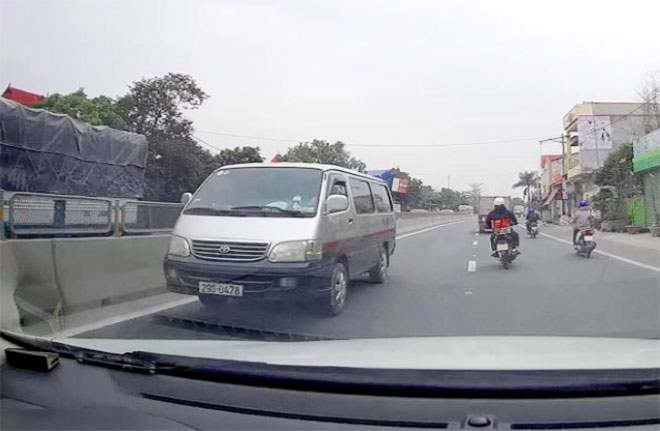H&igrave;nh ảnh chiếc xe vi phạm được người d&acirc;n c&ugrave;ng tham gia giao th&ocirc;ng ghi.