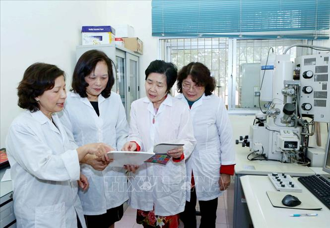 Tập thể c&aacute;c nh&agrave; khoa học nữ của Viện H&agrave;n l&acirc;m Khoa học v&agrave; C&ocirc;ng nghệ Việt Nam, gồm c&aacute;c Ph&oacute; Gi&aacute;o sư, Tiến sỹ: Trần Kim Anh, Vũ Thị B&iacute;ch, Phạm Thị Thu Nga, Trần Hồng Nhung v&agrave; Nguyễn Phương T&ugrave;ng nhận Giải thưởng Kovalevskaia năm 2016 với &ldquo;Cụm c&ocirc;ng tr&igrave;nh nghi&ecirc;n cơ bản định hướng ứng dụng về khoa học v&agrave; c&ocirc;ng nghệ nano&rdquo;. Ảnh: Phương Hoa/TTXVN