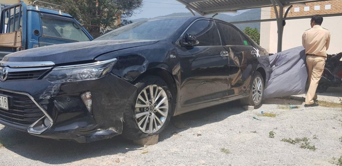 Ph&oacute; Ch&aacute;nh &aacute;n ngồi tr&ecirc;n &ocirc; t&ocirc; g&acirc;y tai nạn rồi bỏ chạy