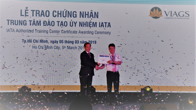 &Ocirc;ng Đỗ Như Phụng - Gi&aacute;m đốc IATA tại Việt Nam (tr&aacute;i) trao chứng nhận