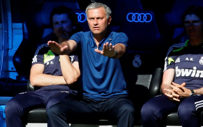 Jose Mourinho tr&ecirc;n s&acirc;n Santiago Bernabeu Stadium năm 2013. Ảnh: Reuters