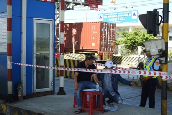Một nh&oacute;m người thực hiện việc kiểm đếm xe qua lại.