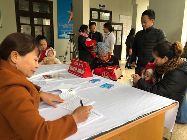 Trước khi ti&ecirc;m chủng, c&aacute;c b&agrave; mẹ đều được tư vấn về nguy cơ phản ứng qu&aacute; mẫn của trẻ với vắc-xin. Ảnh chỉ c&oacute; t&iacute;nh minh hoạ