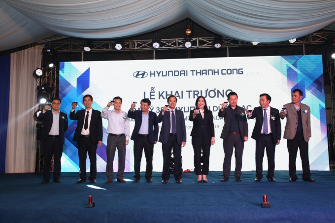 N&acirc;ng ly ch&uacute;c mừng đại l&yacute; 3S đầu ti&ecirc;n tại khu vực Nghệ An &ndash; H&agrave; Tĩnh.