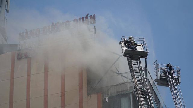 Đ&aacute;m ch&aacute;y ph&aacute;t ra từ tầng thượng