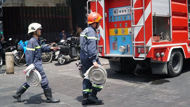 Lực lượng chữa ch&aacute;y nhanh ch&oacute;ng c&oacute; mặt tại hiện trường