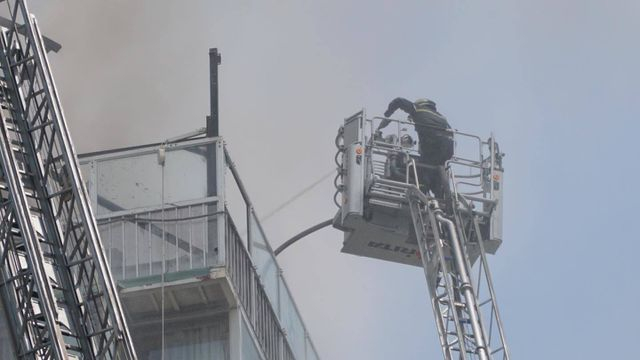 C&ocirc;ng t&aacute;c chữa ch&aacute;y kh&aacute; vất vả v&igrave; đ&aacute;m ch&aacute;y xảy ra tr&ecirc;n cao v&agrave; nhiều kh&oacute;i trong khu vực đ&ocirc;ng đ&uacute;c nh&agrave; d&acirc;n