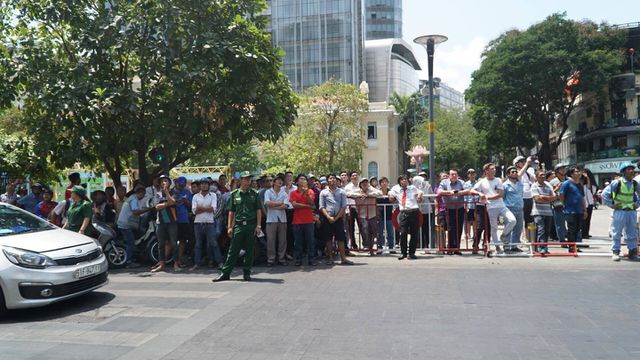 Nhiều người d&acirc;n tụ tập theo d&otilde;i đ&aacute;m ch&aacute;y