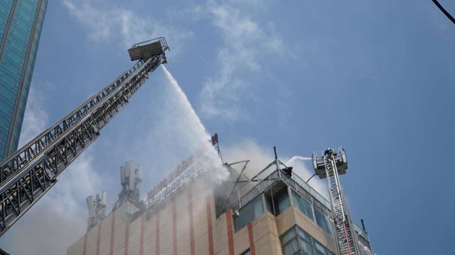 Đến 11h30, đ&aacute;m ch&aacute;y cơ bản được khống chế