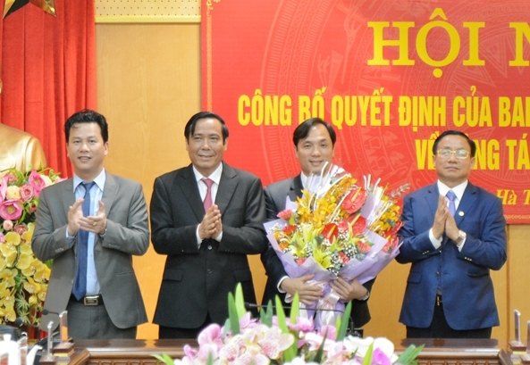 L&atilde;nh đạo Ban Tổ chức Trung ương, tỉnh H&agrave; Tĩnh ch&uacute;c mừng đồng ch&iacute; Ho&agrave;ng Trung Dũng.