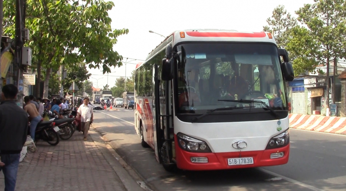 Sau tai nạn, xe kh&aacute;ch di chuyển 1 đoạn rồi dừng lại (Ảnh: H&agrave; Bắc)