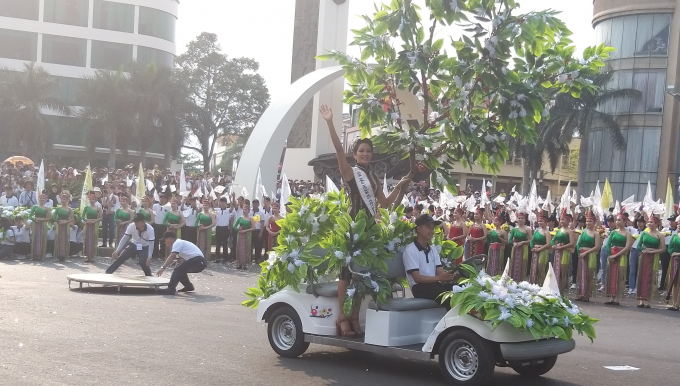 Hoa hậu H'Hen Ni&ecirc; - Đại sứ Lễ hội c&agrave; ph&ecirc; Bu&ocirc;n Ma Thuột lần thứ 7 tại Lễ hội đường phố.