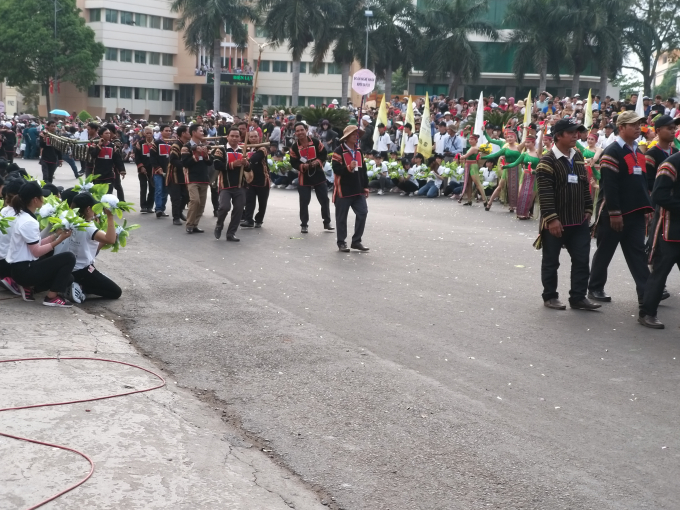 Đo&agrave;n diễu h&agrave;nh của c&aacute;c nghệ nh&acirc;n d&acirc;n gian tại Lễ hội đường phố.