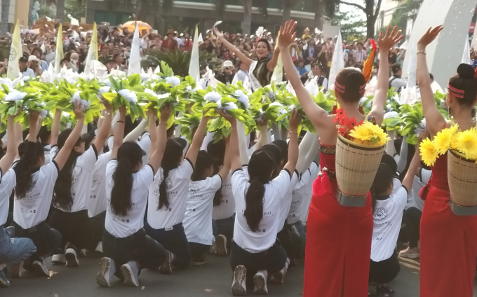 H'Hen Ni&ecirc; rực rỡ tại lễ hội.