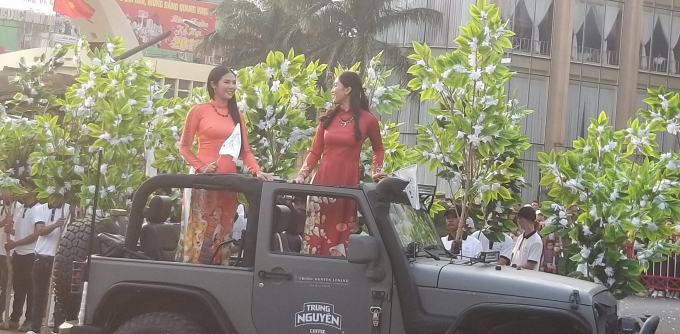 Hoa hậu Ngọc H&acirc;n rạng rỡ trong t&agrave; &aacute;o d&agrave;i diễu h&agrave;nh c&ugrave;ng lễ hội đường phố.