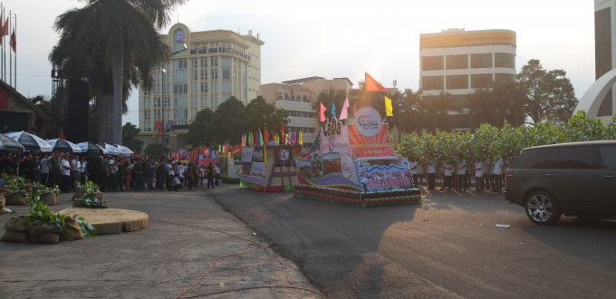 C&aacute;c đo&agrave;n tham gia lễ hội của c&aacute;c huyện.