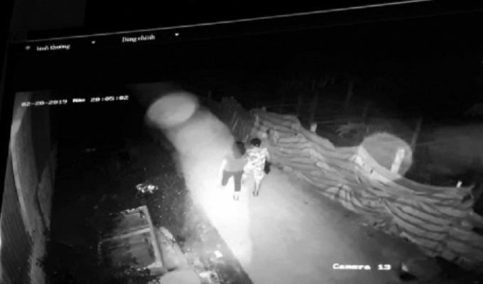 H&igrave;nh ảnh cuối c&ugrave;ng của hai nạn nh&acirc;n kho&aacute;c tay nhau trước khi sự việc xảy ra.