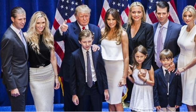 &Ocirc;ng Trump c&ugrave;ng vợ v&agrave; c&aacute;c con, ch&aacute;u khi nhậm chức năm 2017.