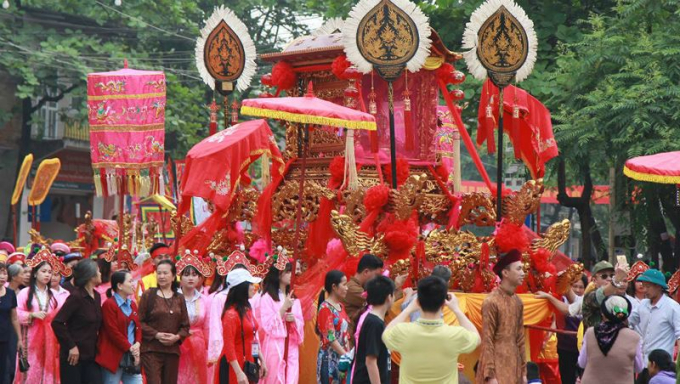 Quang cảnh buổi rước Mẫu tới đền Ỷ La