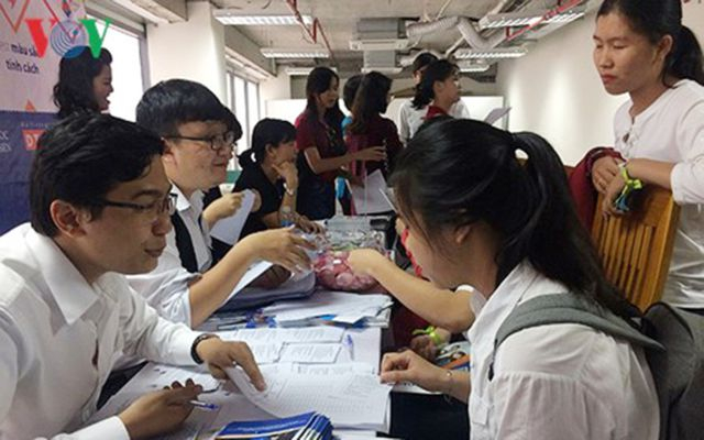 C&aacute;c trường đại học tư vấn chọn ng&agrave;nh cho th&iacute; sinh trong một Ng&agrave;y hội tuyển sinh.