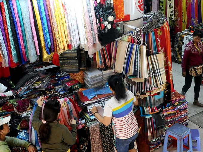 Tr&ecirc;n thị trường hiện c&oacute; nhiều sản phẩm nước ngo&agrave;i gắn m&aacute;c h&agrave;ng Việt l&agrave;m người ti&ecirc;u d&ugrave;ng kh&oacute; ph&acirc;n biệt.&nbsp;