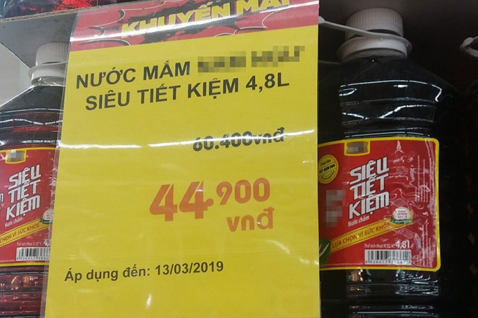 Sản phẩm nước chấm nhưng si&ecirc;u thị lại ghi l&agrave; nước mắm (ảnh chụp chiều 10.3 tại một si&ecirc;u thị lớn ở H&agrave; Nội).