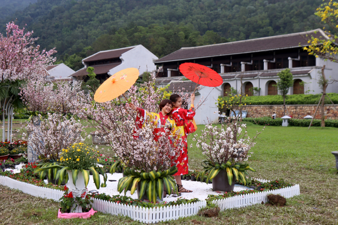 C&aacute;c thiếu nữ x&uacute;ng x&iacute;nh trong trang phục truyền thống của Nhật Bản.