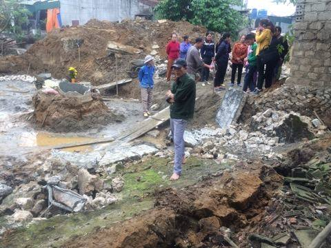 Hiện trường nơi bức tường đổ sập xuống khiến 2 người thương vong.