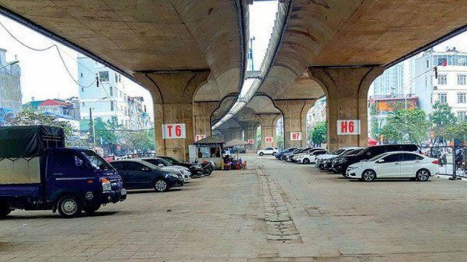 H&agrave; Nội gặp kh&oacute; khăn về giao th&ocirc;ng tĩnh n&ecirc;n tận dụng mọi khả năng, mọi vị tr&iacute; c&oacute; thể để phục vụ nhu cầu đỗ, gửi xe của người d&acirc;n.