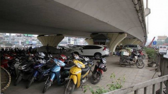 H&agrave; Nội kiến nghị Bộ GTVT điều chỉnh một số nội dung của Th&ocirc;ng tư số 35, cho ph&eacute;p được tiếp tục tr&ocirc;ng giữ xe dưới gầm cầu tr&ecirc;n địa b&agrave;n đến năm 2023.