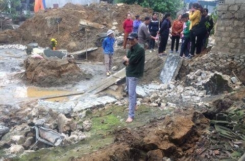 Bị bức tường cao đến 3m đổ sập lên người, hai công nhân thương vong