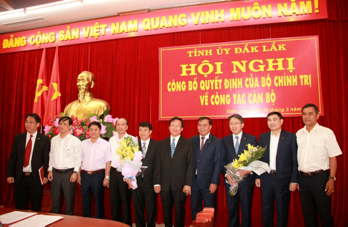 L&atilde;nh đạo Ban Tổ chức Trung ương, Ban Thường vụ Tỉnh ủy Đắk Lắk ch&uacute;c mừng đồng ch&iacute; Y Thanh H&agrave; Ni&ecirc; Kđăm v&agrave; đồng ch&iacute; Nguyễn Hải Ninh.