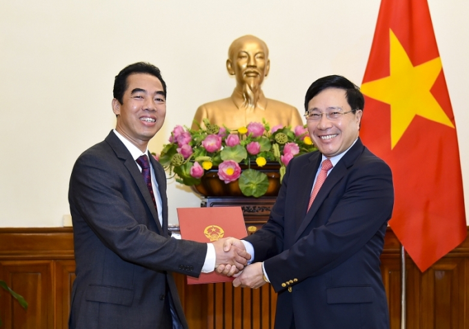 Ph&oacute; Thủ tướng, Bộ trưởng Bộ Ngoại giao trao quyết định cho đồng ch&iacute; T&ocirc; Anh Dũng.