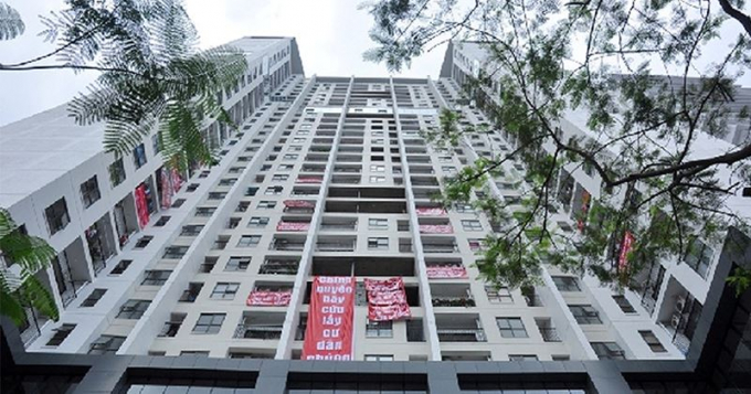 Người d&acirc;n tại một chung cư treo băng r&ocirc;n k&ecirc;u cứu trong một vụ tranh chấp với chủ đầu tư. (Ảnh minh họa).