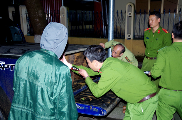 Chiếc &ocirc; t&ocirc; v&agrave; tang vật tạm thời bị thu giữ. (Ảnh: Baohagiang.vn).