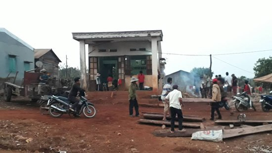 Người th&acirc;n đang lo hậu sự cho c&aacute;c nạn nh&acirc;n xấu số.