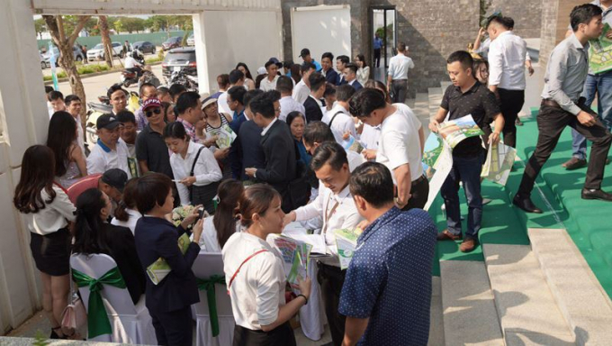 Nhộn nhịp người trong một lần mở b&aacute;n bất động sản.