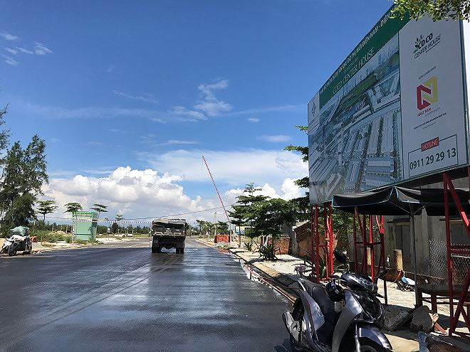 Tại miền Trung, hiện c&oacute; nơi sốt đất ảo, nhưng cũng c&oacute; những nơi &ldquo;người mua đi th&agrave;nh từng đo&agrave;n, đến đ&acirc;u giao tiền đến đấy&rdquo;.